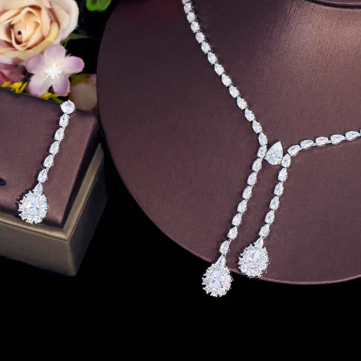 طقم مجوهرات زفاف فاخر مرصع بالزركونياLuxury Wedding Jewelry Set with Zirconia